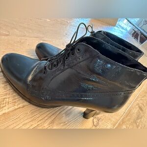 La CANADIENNE Black Patented Leather 3.5”” Heeled Boots 9